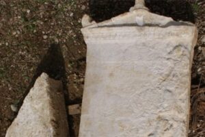 На Пелопоннесе нашли восемь гробниц с античными артефактами (фото)