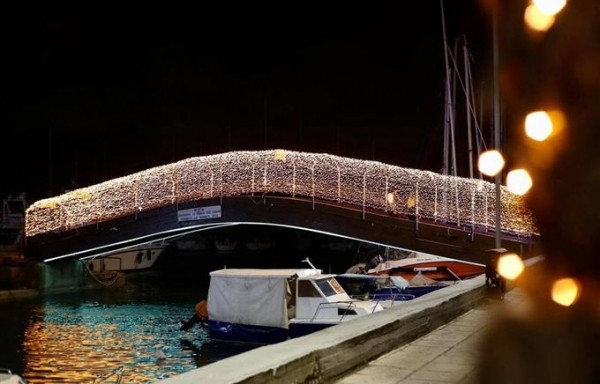 Афины надели праздничный наряд (фото, видео) Афины надели праздничный наряд (фото, видео)