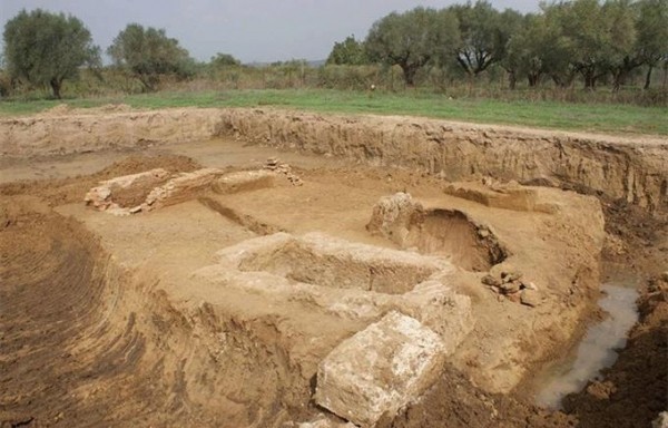 На Пелопоннесе нашли восемь гробниц с античными артефактами (фото) На Пелопоннесе нашли восемь гробниц с античными артефактами (фото)